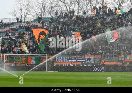 Venise, Italie. 25th févr. 2023. Venezia FC Supporters pendant Venezia FC vs Cagliari Calcio, football italien série B match à Venise, Italie, 25 février 2023 Credit: Independent photo Agency/Alay Live News Banque D'Images