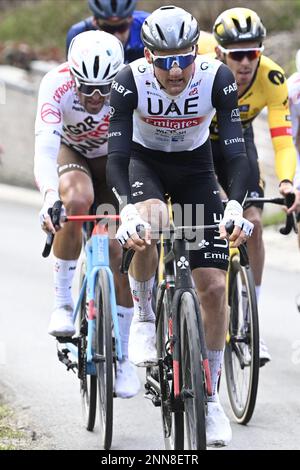 Belge Greg Van Avermaet de AG2R Citroën et Belge Tim Wellens des Émirats de l'équipe des Émirats Arabes Unis photographiés en action sur les Berendries lors de l'édition 78th de la course cycliste d'une journée pour hommes Omloop Het Nieuwsblad, à 207,3 km de Gand à Ninove, samedi 25 février 2023. BELGA PHOTO POOL NICO VEREECKE Banque D'Images