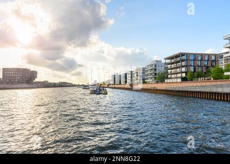 Immeubles modernes d'appartements dans un quartier reaménagé le long d'un ancien port fluvial au coucher du soleil Banque D'Images