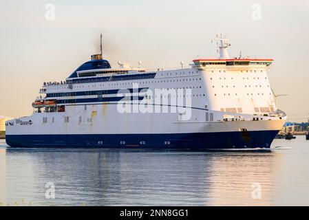 Le ferry RO-RO quitte le port de Rotterdam au coucher du soleil Banque D'Images