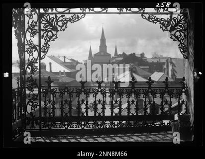 Vue sur la Nouvelle-Orléans depuis un balcon en fonte, la Nouvelle-Orléans, LA, vers 1925. (Photo de la collection Arnold Genthe Banque D'Images