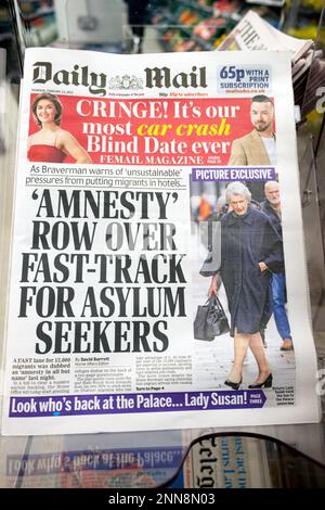 'Amnesty' Row sur Fast-Track for Asylum Seekerss' Daily Mail titre première page migrants article 23 février 2023 Londres UK Banque D'Images