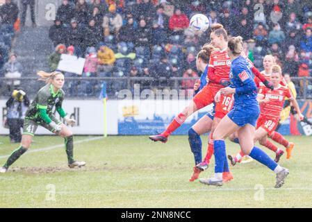 Lina Magull du FC Bayern München tire à but pendant le match entre 1. FFC turbine Potsdam vs. FC Bayern München, FLYERALARM Frauen-Bundesliga, rond 11, Karl-Liebknecht-Stadion, Potsdam, Allemagne, 25 février 2023. Iñaki Esnaola / Alamy Live News Banque D'Images