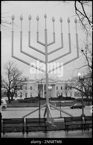 Le National Chanukah Menorah à Lafayette Park en face de la Maison Blanche (arrière-plan), Washington, DC, 12/13/1979. (Photo de Warren K Leffler/US News and World Report Photograph Collection Banque D'Images