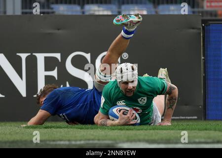 Le Mack Hansen d'Irlande marque la quatrième tentative de son côté lors du match Guinness six Nations au Stadio Olimpico à Rome, en Italie. Date de la photo: Samedi 25 février 2023. Banque D'Images