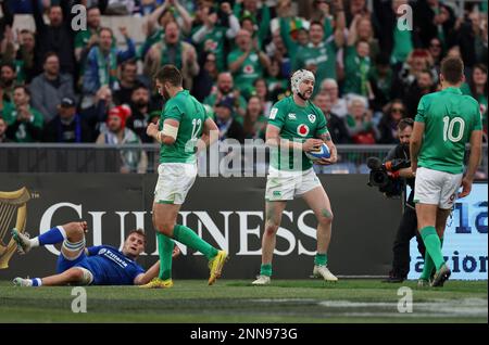 Le Mack Hansen d'Irlande (au centre à droite) après avoir marqué la quatrième tentative de leur côté lors du match Guinness six Nations au Stadio Olimpico à Rome, en Italie. Date de la photo: Samedi 25 février 2023. Banque D'Images