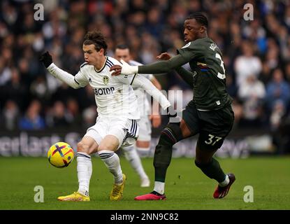 Brenden Aaronson de Leeds United (à gauche) et Armel Bella-Kotchap de Southampton se battent pour le ballon lors du match de la Premier League à Elland Road, Leeds. Date de la photo: Samedi 25 février 2023. Banque D'Images