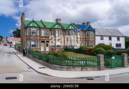 Port Stanley, îles Falkland - 31 janvier 2023 : terrasse de maisons victoriennes traditionnelles avec drapeau Banque D'Images