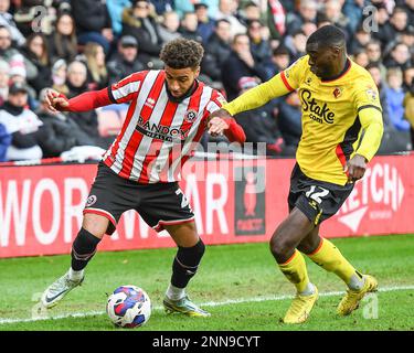 Jayden Bogle #20 de Sheffield United Tussles avec Ken Sema #12 de Watford lors du match de championnat Sky Bet Sheffield United contre Watford à Bramall Lane, Sheffield, Royaume-Uni, 25th février 2023 (photo de Ben Roberts/News Images) Banque D'Images