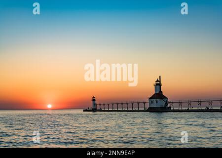 St. Joseph North Pier Lighthouse sur le lac Michigan à Sunset, St. Joseph, Berrien Co., MI Banque D'Images