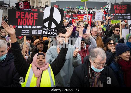 Londres, Royaume-Uni. 25th févr. 2023. Stop Stop les partisans de la guerre se rassemblent à Trafalgar Square lors d'une manifestation nationale. Il y a un an, la Russie envahissait l'Ukraine, entraînant la mort de milliers de personnes. Le mouvement Halte à la guerre veut voir des pourparlers de paix se produire, pas l'armement d'une guerre en cours qui ne profite qu'aux fabricants d'armes. Credit: Andy Barton/Alay Live News Banque D'Images