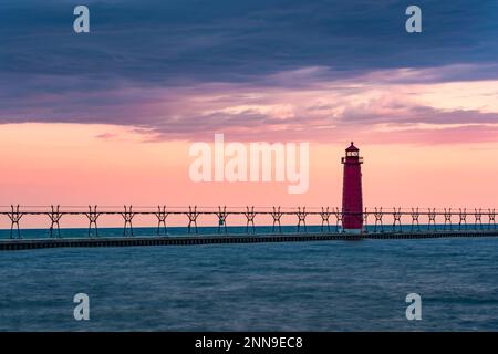 Phare de Grand Haven, South Pier, sur le lac Michigan au coucher du soleil, Grand Haven, Ottawa Co., MI Banque D'Images