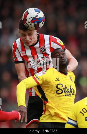 Sheffield, Angleterre, le 25th février 2023. Anel Ahmedhodzic de Sheffield Utd défie Ken Sema de Watford lors du match de championnat Sky Bet à Bramall Lane, Sheffield. Crédit photo à lire: Simon Bellis / Sportimage crédit: Sportimage / Alay Live News Banque D'Images