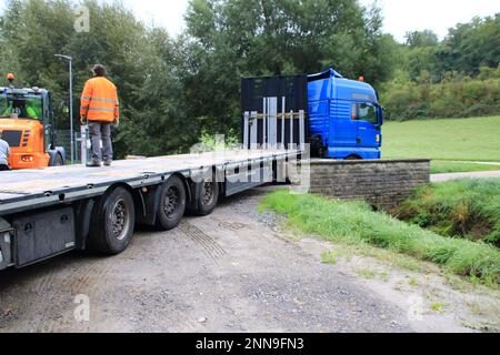 Un camion avec remorque s'est perdu sur un pont Banque D'Images