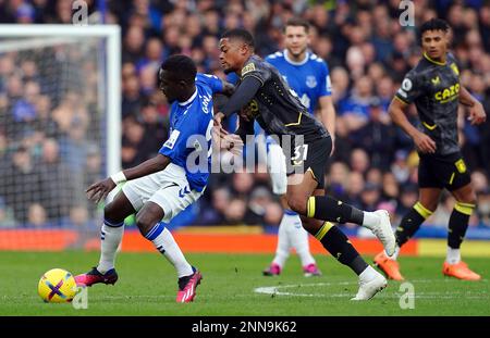 Idrissa Gueye d'Everton et Leon Bailey d'Aston Villa (à droite) se battent pour le ballon lors du match de la Premier League à Goodison Park, Liverpool. Date de la photo: Samedi 25 février 2023. Banque D'Images