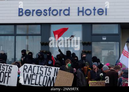 Le bord de mer Hôtel Beresford. Une démonstration organisée par un groupe de droite Reform UK contre les demandeurs d'asile a lieu. Un nombre non divulgué de migrants est hébergé par le bureau à domicile dans l'hôtel de bord de mer de 100 chambres à Newquay. L'hôtel appartient au groupe d'hôtels Bespoke et a été offert au siège social à cette fin. Bien qu'officiellement une mesure temporaire, alors que le bureau à domicile traite les demandes d'asile, beaucoup de résidents sont ici depuis novembre 2022. Un groupe beaucoup plus important de contre-manifestants antifascistes sont également présents avec des placardes et des fleurs affrontant Banque D'Images