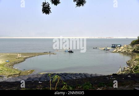 Guwahati, Guwahati, Inde. 25th févr. 2023. Le pêcheur a étendu son filet de pêche dans le fleuve Brahmaputra qui coule de Chine, le Tibet et entrer en Inde à Guwahati Assam Inde le samedi 25th février 2023. (Credit image: © Dasarath Deka/ZUMA Press Wire) USAGE ÉDITORIAL SEULEMENT! Non destiné À un usage commercial ! Banque D'Images