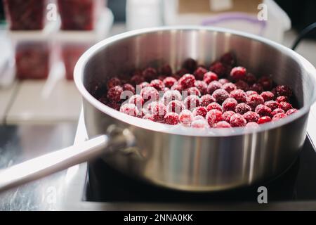 Gros plan. Processus dans la cuisine, caramélisation des cerises. Banque D'Images