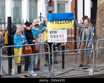 Vue des manifestants au consulat russe à Londres à l'occasion du premier anniversaire de l'invasion russe de l'Ukraine autour d'un nouveau panneau routier de Kiev Banque D'Images