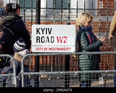 Vue du nouveau panneau routier de Kiev érigé devant le consulat russe à Londres à l'occasion du premier anniversaire de l'invasion russe de l'Ukraine Banque D'Images