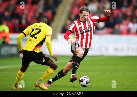 Sander Berge de Sheffield United (à droite) et Ken Sema de Watford se battent pour le ballon lors du match du championnat Sky Bet à Bramal Lane, Sheffield. Date de la photo: Samedi 25 février 2023. Banque D'Images