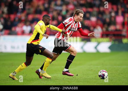 Sander Berge de Sheffield United (à droite) et Ken Sema de Watford se battent pour le ballon lors du match du championnat Sky Bet à Bramal Lane, Sheffield. Date de la photo: Samedi 25 février 2023. Banque D'Images