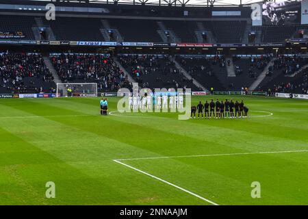 Minutes de silence pour John Motson lors du match Sky Bet League 1 entre MK Dons et Ipswich Town au stade MK, Milton Keynes, le samedi 25th février 2023. (Photo : Kevin Hodgson | ACTUALITÉS MI) crédit : ACTUALITÉS MI et sport /Actualités Alay Live Banque D'Images