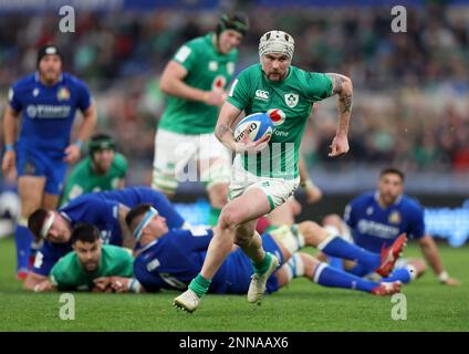 Mack Hansen, de l'Irlande, en route pour marquer la cinquième tentative de leur côté lors du match Guinness des six Nations au Stadio Olimpico à Rome, en Italie. Date de la photo: Samedi 25 février 2023. Banque D'Images