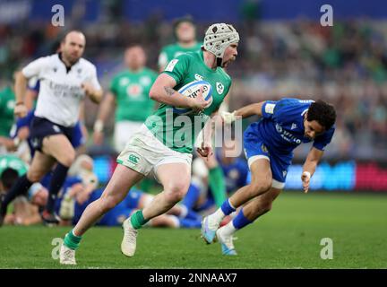 Mack Hansen, de l'Irlande, en route pour marquer la cinquième tentative de leur côté lors du match Guinness des six Nations au Stadio Olimpico à Rome, en Italie. Date de la photo: Samedi 25 février 2023. Banque D'Images