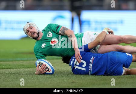 Le Mack Hansen d'Irlande marque la cinquième tentative de son côté lors du match Guinness six Nations au Stadio Olimpico à Rome, en Italie. Date de la photo: Samedi 25 février 2023. Banque D'Images