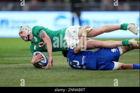 Le Mack Hansen d'Irlande marque la cinquième tentative de son côté lors du match Guinness six Nations au Stadio Olimpico à Rome, en Italie. Date de la photo: Samedi 25 février 2023. Banque D'Images