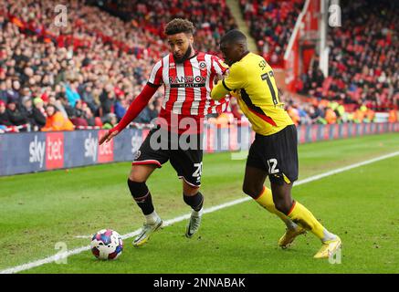 Sheffield, Angleterre, le 25th février 2023. Jayden Bogle, de Sheffield Utd, se déchire avec Ken Sema, de Watford, lors du match du championnat Sky Bet à Bramall Lane, Sheffield. Crédit photo à lire: Simon Bellis / Sportimage crédit: Sportimage / Alay Live News Banque D'Images