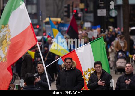 Les manifestations iraniennes pour la démocratie ont été rencontrées par les manifestants ukrainiens, la place Saint-Pierre de Manchester. Le samedi 25th février 2023 a vu une marche et un rassemblement à Manchester UK pour soutenir l'Ukraine après l'anniversaire d'un an, le vendredi 24th février, de l'invasion russe. Centre-ville de Manchester.Royaume-Uni. Photo: Garyroberts/worldwidefeatures.com Banque D'Images