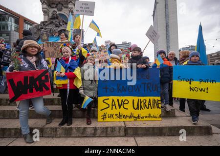 Bannières anti-guerre et anti-Poutine.le samedi 25th février 2023 a vu une marche et un rassemblement à Manchester UK pour soutenir l'Ukraine après l'anniversaire d'un an, le vendredi 24th février, de l'invasion russe. Centre-ville de Manchester.Royaume-Uni. Photo: Garyroberts/worldwidefeatures.com Banque D'Images