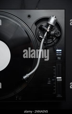 DJ platine lit le disque vinyle avec de la musique. Équipement audio professionnel pour le hip hop disc jockey Banque D'Images