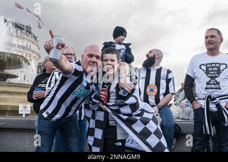 Londres, Royaume-Uni, 25 février 2023.Newcastle les fans Unis se préparent pour la finale de la coupe du Caribou, Trafalgar Square, Londres. La finale sera jouée sur 26 février 2023. Newcastle jouera à Manchester United au stade Wembley. (Tennessee Jones - Alamy Live News) Banque D'Images