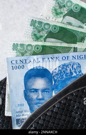 La nouvelle note nigérienne de 1000 Naira dans un sac à main noir, la nouvelle monnaie du Nigeria Banque D'Images