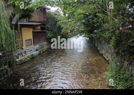 Shirakawa-minami-dori, la vieille ville de Kyoto, Japon Banque D'Images