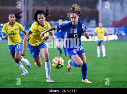 États-Unis 22nd février 2023. L'équipe nationale féminine avance Alex Morgan (13) en action pendant le match de football de la coupe SheBelieves entre les États-Unis L'équipe nationale féminine et l'équipe nationale féminine du Brésil au stade Toyota à Frisco, Texas, États-Unis ont battu le Brésil 2-1 Albert Pena/CSM/Alay Live News Banque D'Images