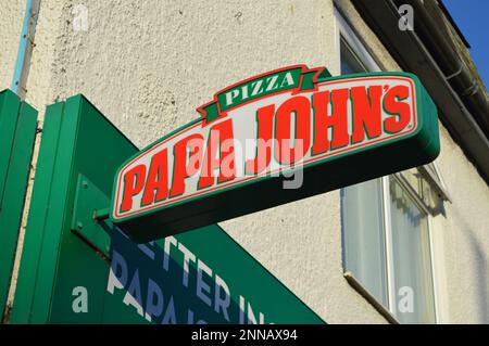 25th février 2023, Swansea, pays de Galles, Royaume-Uni. Papa Johns Pizza Outlet sur Dillwyn Street. Banque D'Images