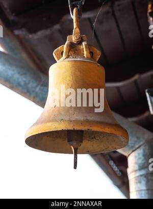 Ancienne cloche en cuivre d'époque. Décoration élément concept à l'intérieur d'une terrasse, cabine d'un navire, restaurant, chambre, maison, décoré sur un thème marin Banque D'Images