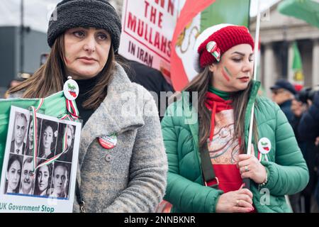 Londres, Royaume-Uni, 25 février 2023. Une marche vers Trafalgar Square pour protester contre la violence en cours du régime iranien contre leur propre peuple et pour soutenir la révolution de la liberté de la vie des femmes en Iran. (Tennessee Jones - Alamy Live News) Banque D'Images