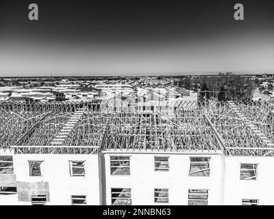 Vue aérienne par drone d'un complexe d'appartements multifamiliaux en construction. Banque D'Images