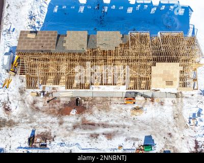 Vue aérienne par drone d'un complexe d'appartements multifamiliaux en construction. Banque D'Images