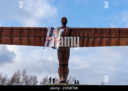 Gateshead, Royaume-Uni. 25 février 2023. Sculpture historique, l'Ange du Nord d'Antony Gormley a drapé dans un drapeau de Newcastle United, « Howay the Lads 2023 Wembley », alors que l'équipe de football masculine se dirige vers le stade Wembley pour prendre Manchester United lors de la finale de la coupe Carabao demain. Le drapeau rayé noir et blanc aurait été érigé par le groupe de fans Wor Flags alors qu'ils se dirigeaient vers le sud pour le match tôt samedi matin. Credit: Hazel Plater/Alay Live News Banque D'Images