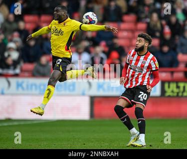 Sheffield, Royaume-Uni. 25th févr. 2023. Jayden Bogle #20 de Sheffield United et Ken Sema #12 de Watford ont tous deux raté le ballon lors du match de championnat Sky Bet Sheffield United contre Watford à Bramall Lane, Sheffield, Royaume-Uni, 25th février 2023 (photo de Ben Roberts/News Images) à Sheffield, Royaume-Uni le 2/25/2023. (Photo de Ben Roberts/News Images/Sipa USA) crédit: SIPA USA/Alay Live News Banque D'Images