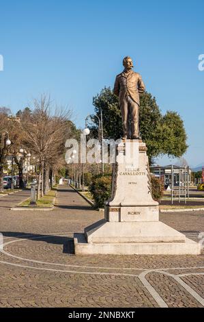 Intra, Italie - 02-05-2023: La statue de Cavallotti dans la promenade d'intra Banque D'Images