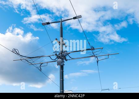 Câbles électriques aériens pour ligne de tramway contre ciel bleu, Édimbourg, Écosse, Royaume-Uni Banque D'Images