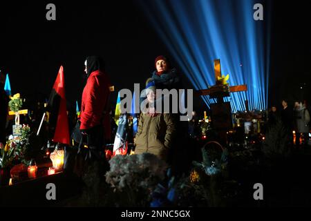 Non exclusif: LVIV, UKRAINE - 23 FÉVRIER 2023 - les participants à la prière pour les défenseurs qui sont morts dans la lutte contre les envahisseurs russes hel Banque D'Images