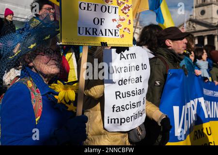 Londres, Royaume-Uni, 25 février 2023. Une marche vers Trafalgar Square pour protester contre l'implication de l'OTAN et des puissances occidentales dans le financement et le soutien de l'Ukraine alors que les Ukrainiens tentent de défendre leur pays contre l'invasion illégale de la Fédération de Russie. Une contre-manifestation a mis en évidence les agressions génocidaires russes contre le peuple ukrainien. (Tennessee Jones - Alamy Live News) Credit: Tennessee Jones/Alamy Live News Banque D'Images